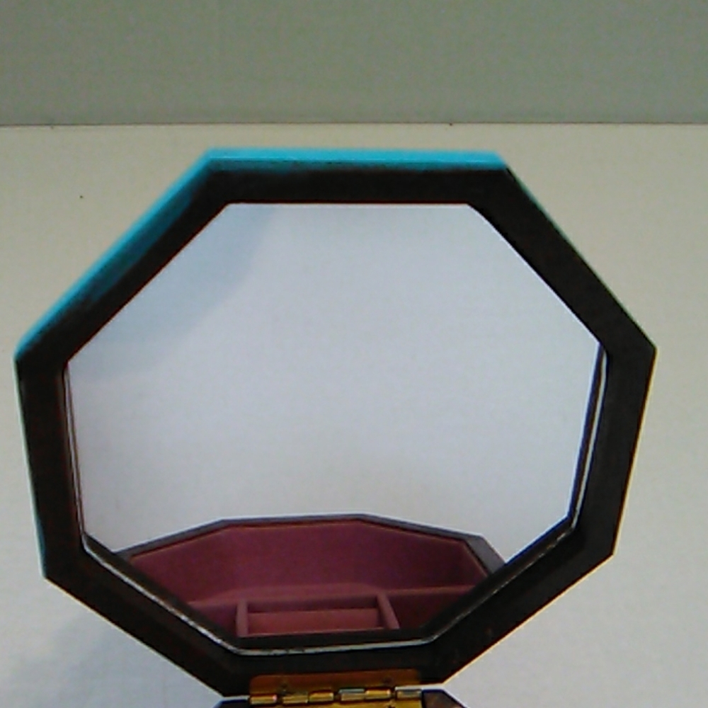 Shell covered hand  painted jewelry box - Picture 5 of 5